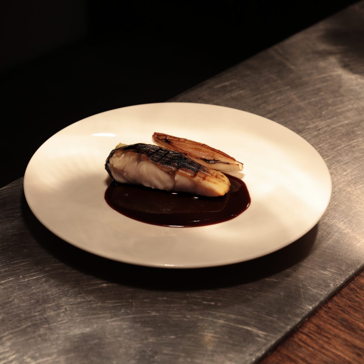 Grilovaná ryba s opečenou kožou v reštaurácii Colette, Bratislava — francúzska kuchyňa, fine dining.